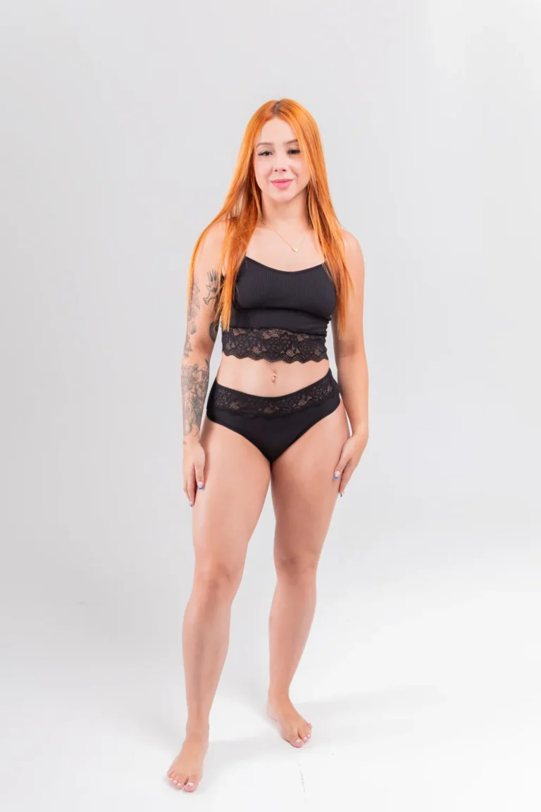 Conjunto sem bojo em suede canelado e detalhe em renda