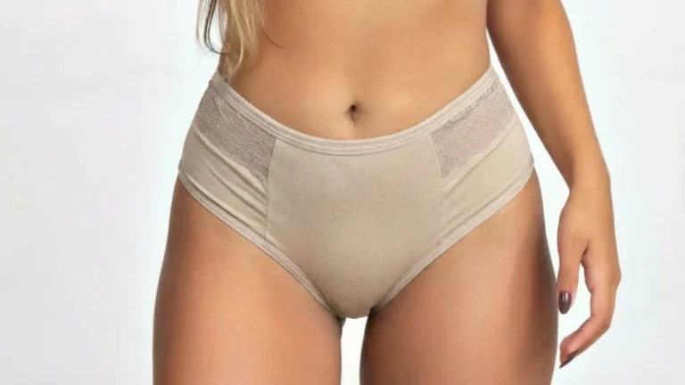 Tangão em suede com detalhe em renda