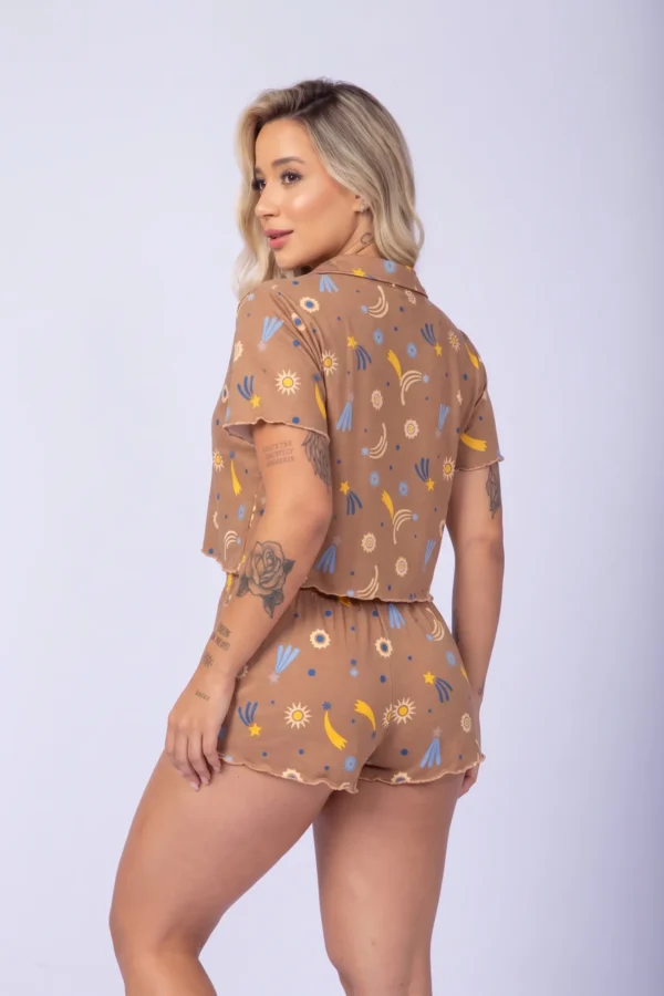 Short doll em suede marrom, detalhe da gola e do botão
