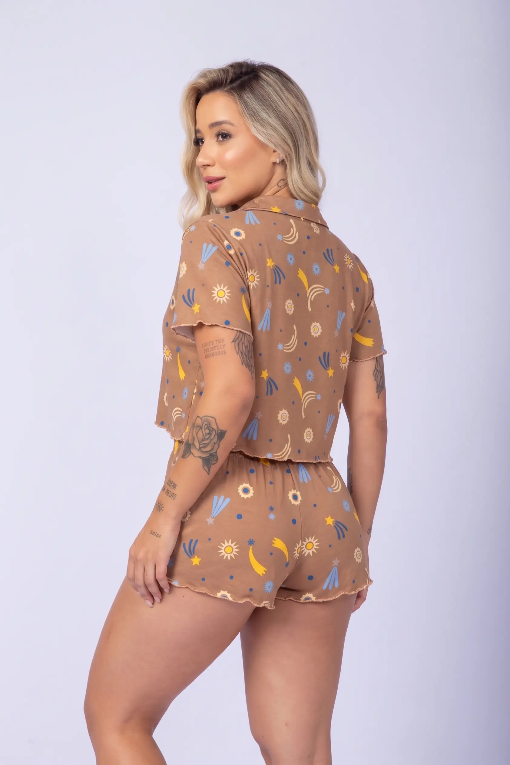 Short doll em suede marrom, detalhe da gola e do botão