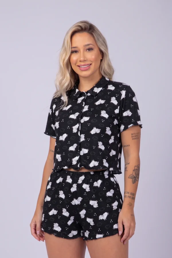 Short doll em suede estampado com botão e golinha, na cor preta
