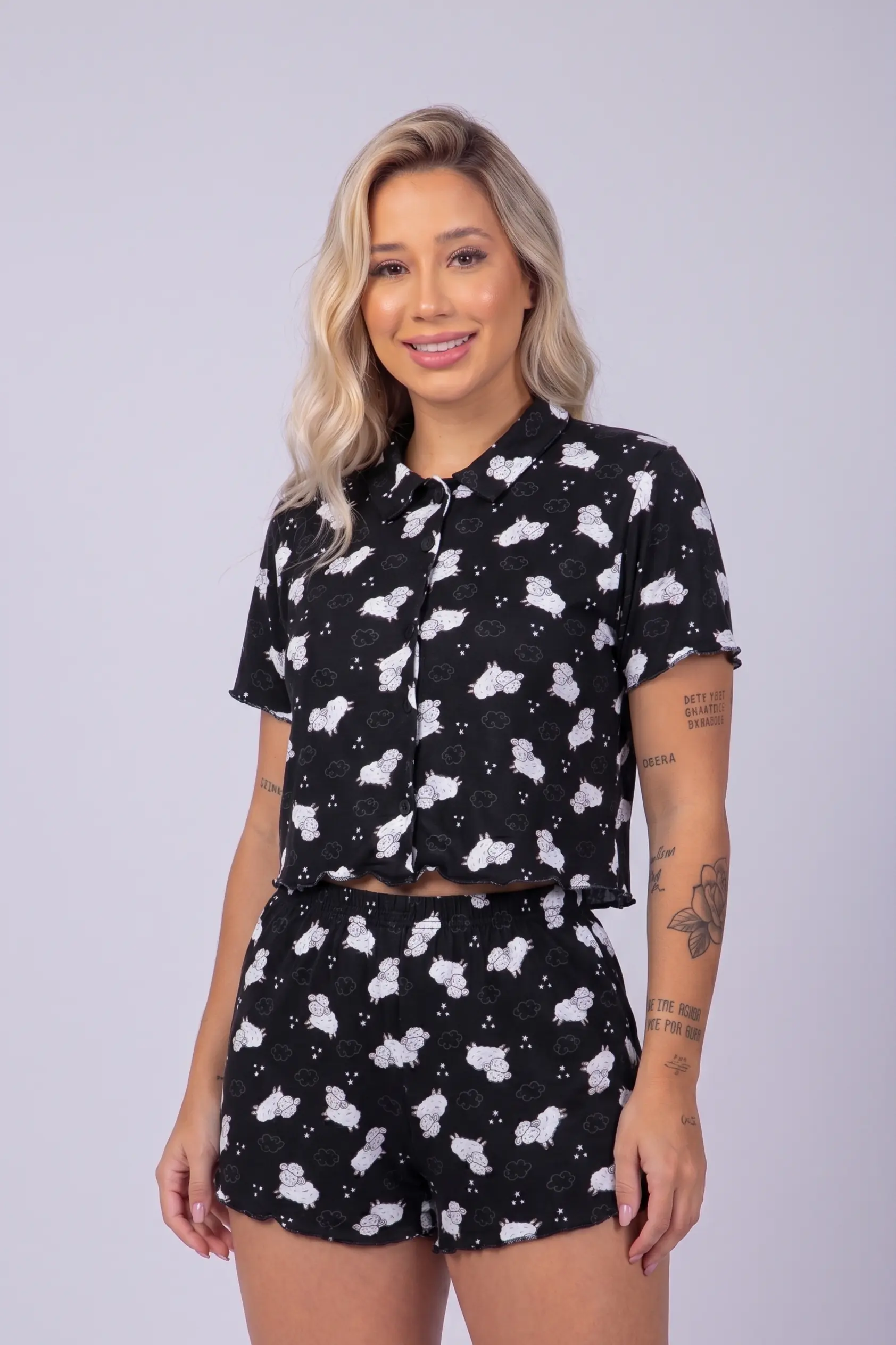 Short doll em suede estampado com botão e golinha, na cor preta