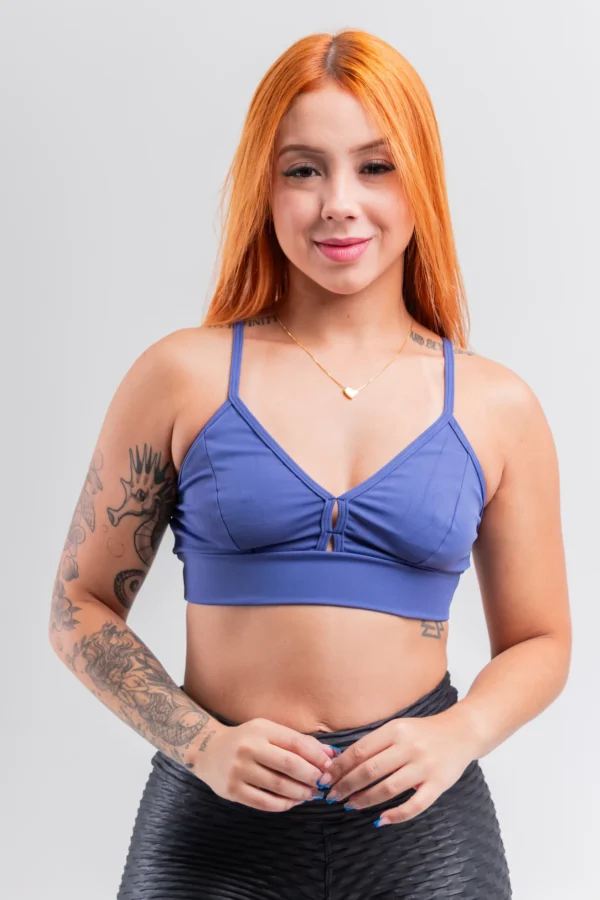 Look completo com o top básico em suplex azul