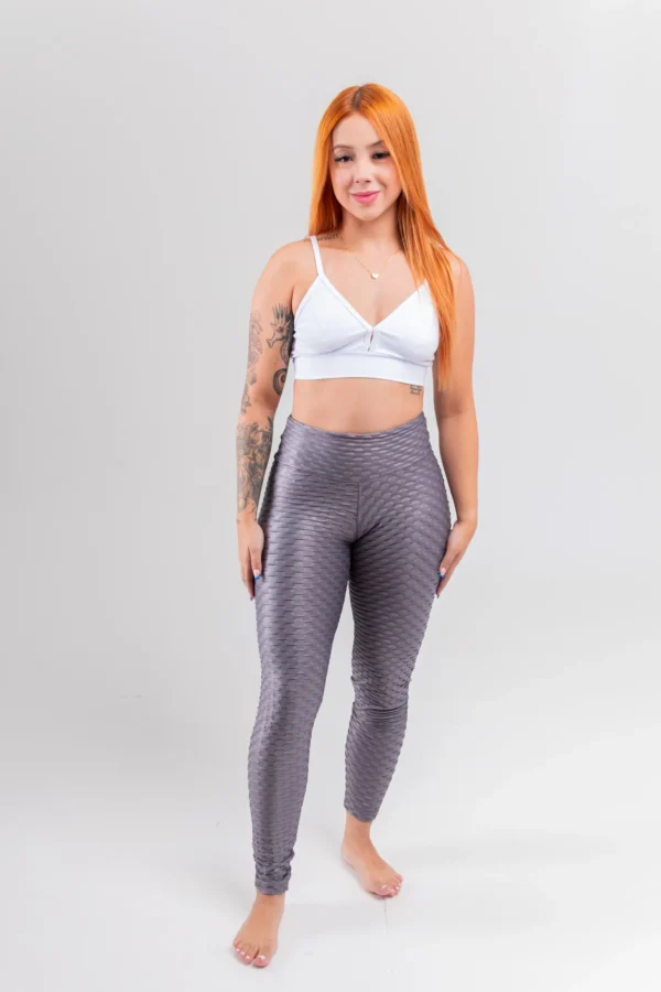 Look completo com o top básico em suplex branco