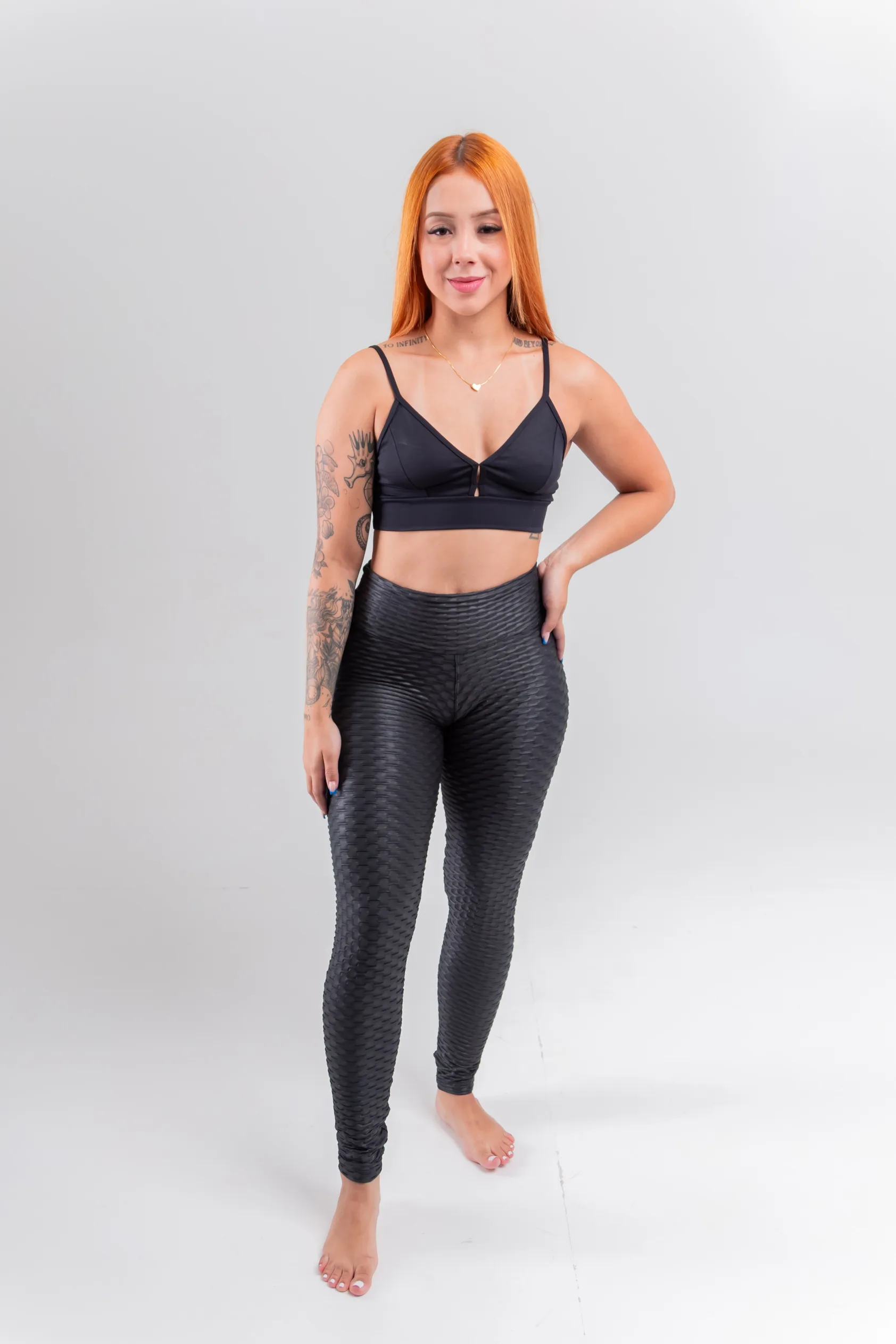 Look completo com o top básico em suplex preto