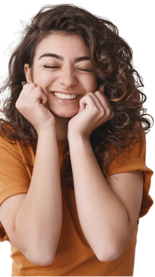 Mulher sorrindo com as mãos no rosto